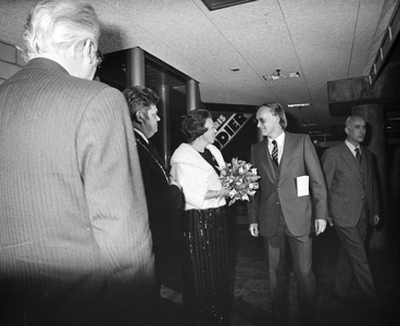 880343 Afbeelding van de ontvangst van prinses Beatrix en prins Claus in het Muziekcentrum Vredenburg te Utrecht, door ...